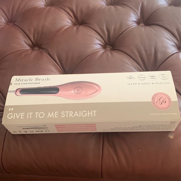Miracle brush Other - Miracle brush,hair straightener. Silky ,smooth hair. Fast heat&massage function.